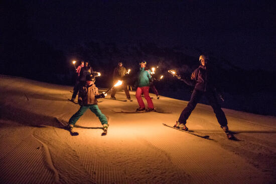 Descente nocturne aux flambeaux avec la Pure Trace des Diablerets