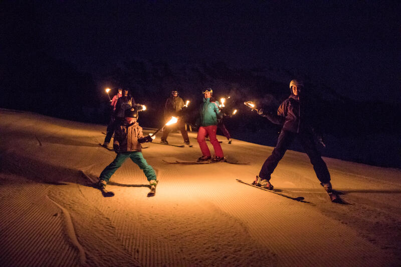 Descente nocturne aux flambeaux avec la Pure Trace des Diablerets