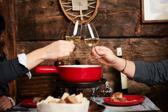 repas autour d'une fondue au Refuge de Solalex