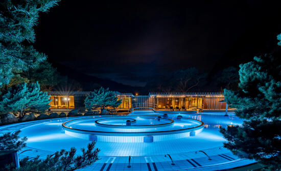 Bassin extérieur de nuit