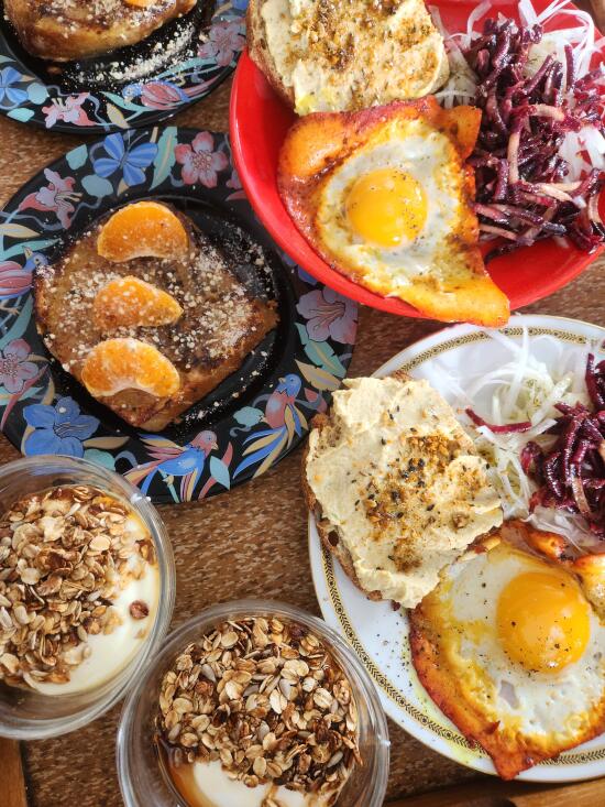 Photo de plats servis lors des repas par la Cabane des Diablerets, incluant pain, salade, oeufs, fruits.