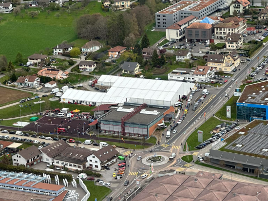 Vue aérienne, drone, du Comptoir Région Oron, cantine, espace d'exposition