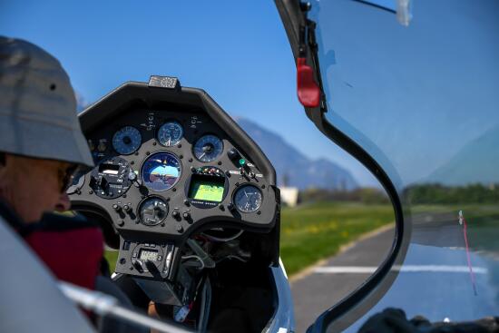 Un pilote dans le cockpit d'un avion prêt à décoller