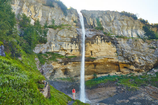 Femme au pied de la cascade du Dar aux Diablerets