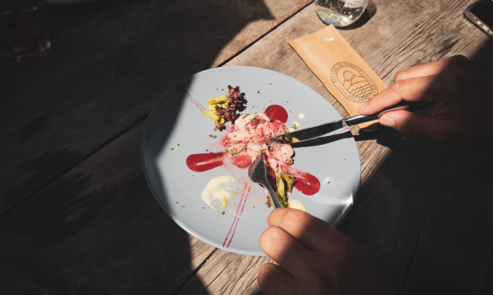 Repas gourmand en famille au Refuge de Frience