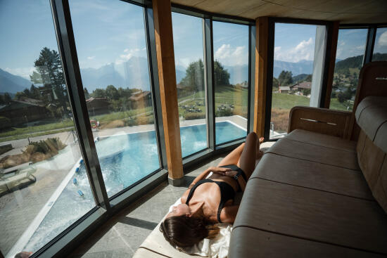 Femme dans le sauna panoramique des Bains de Villars