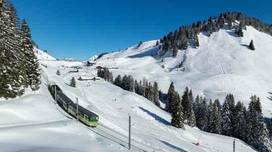 Train Villars-Bretaye au départ de Bretaye dans un paysage enneigé.