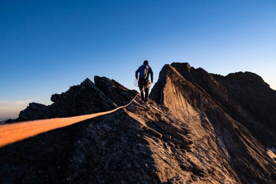 Alpiniste sur l'arrête Vierge (Muveran) avec le Bureau des guides des Alpes Vaudoises