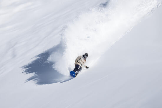 Homme en freeride dans la neige avec le Bureau des guides des Alpes Vaudoises