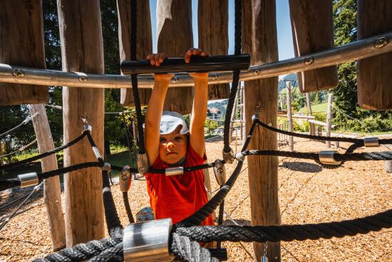 Enfant montant au toboggan au Villars Fun Park