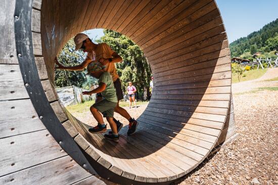 Un père et son fils dans la roue de hamster du Villars Fun Park