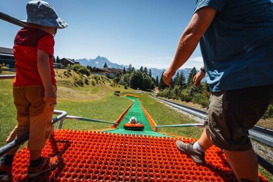 Enfant au départ du tubing du Villars Fun Park