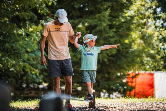 Un père et son fils sur la slackline du Villars Fun Park en été