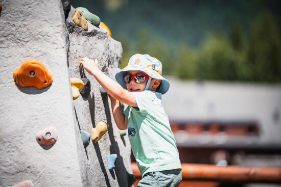 Enfant grimpant sur l'arche d'escalade du Villars Fun Park
