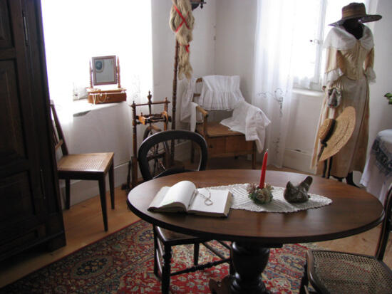 Photo du mobilier traditionnel conservé dans la Ferme des Troncs