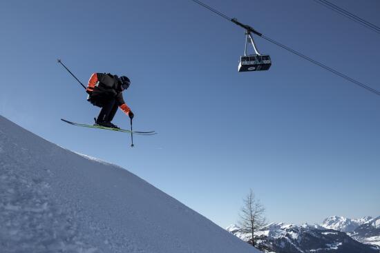 Drohnenansicht des Massivs und der Black Wall-Piste unter Pierres Pointes, Oldenhorn und Gipfelstation des Scex Rouge, Talstation und Restaurant des Col du Pillon