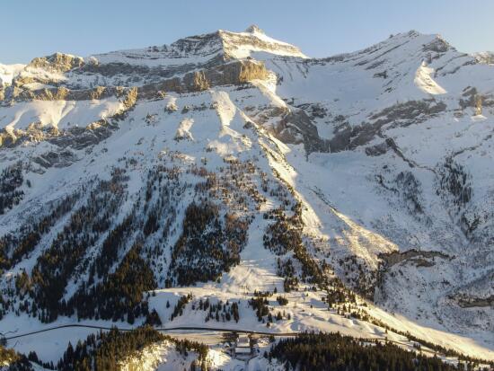 Drohnenansicht des Massivs und der Black Wall-Piste unter Pierres Pointes, Oldenhorn und Gipfelstation des Scex Rouge, Talstation und Restaurant des Col du Pillon