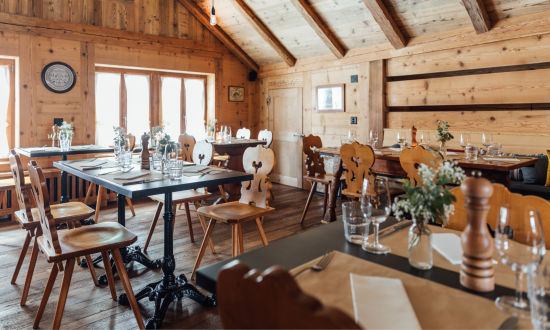 Salle 1er étage du Café du Cerf sans clients - pas de saison - Rougemont - Hanna Büker