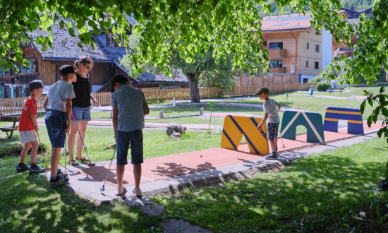 Family playing Minigolf - Summer - Château-d'Oex - Visualps