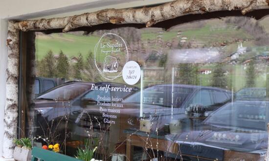 Le Sapalet - vitrine - printemps - PERET - Rossinière