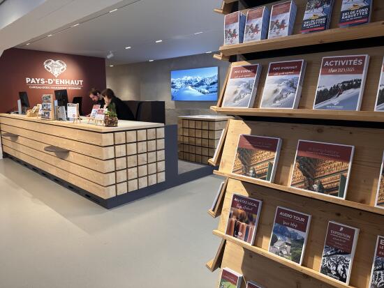 Office du tourisme de Château-d'Oex - Intérieur avec vue sur brochures - Pays-d'Enhaut Région