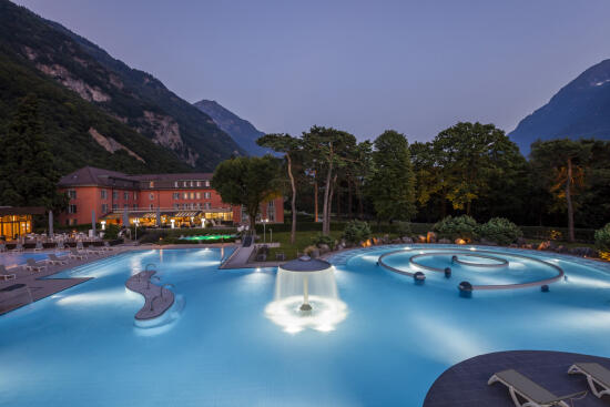 Le bassin de nuit avec la chute d'eau