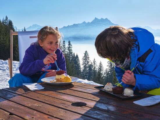 Repas en terrasse à la Maison de Montagne de Bretaye en hiver.