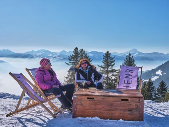 Repas en terrasse à la Maison de Montagne de Bretaye en hiver.