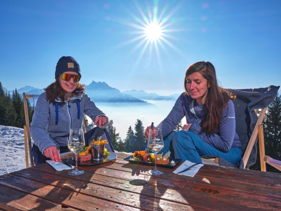 Repas en terrasse à la Maison de Montagne de Bretaye en hiver.