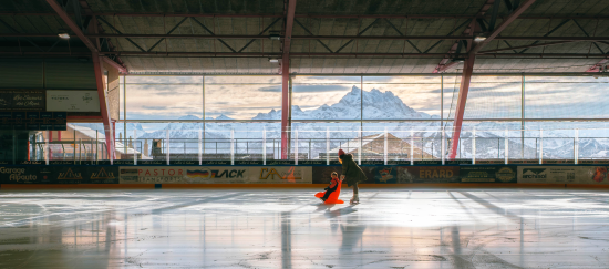 Famille sur la patinoire de Villars en hiver avec les Dents du Midi