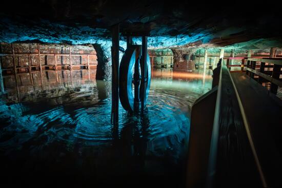 Bassin et roue dans les mines de sel