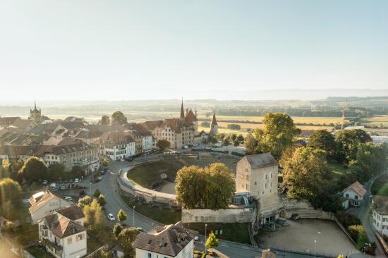 Vue aérienne sur les arènes d'Avenches et sur le village.